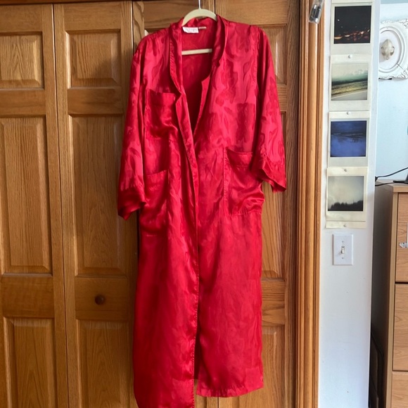 Victoria's Secret Other - Vintage Victoria’s Secret red floral robe-pockets!